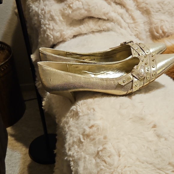 Kathy Van Zeeland Metallic Gold Heels - Picture 4 of 12